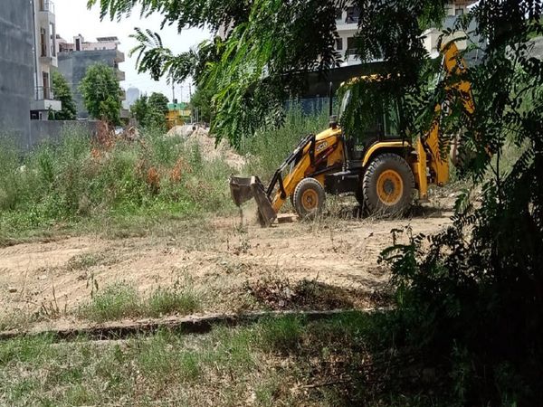 Noida authority bulldozer action get land possession of 90 crore free