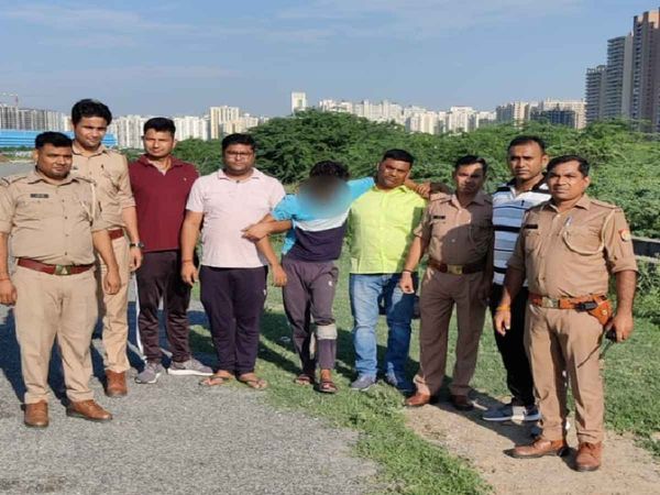 Noida Police arrested 5 miscreants in encounter looted goods recovered