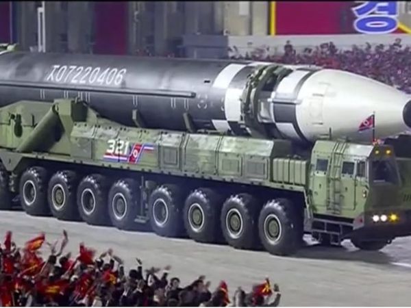 उत्तर कोरिया के सैन्‍य परेड में पेश किए गए कई आधुनिक हथियार, परमाणु ताकत को लेकर किम ने चेताया
