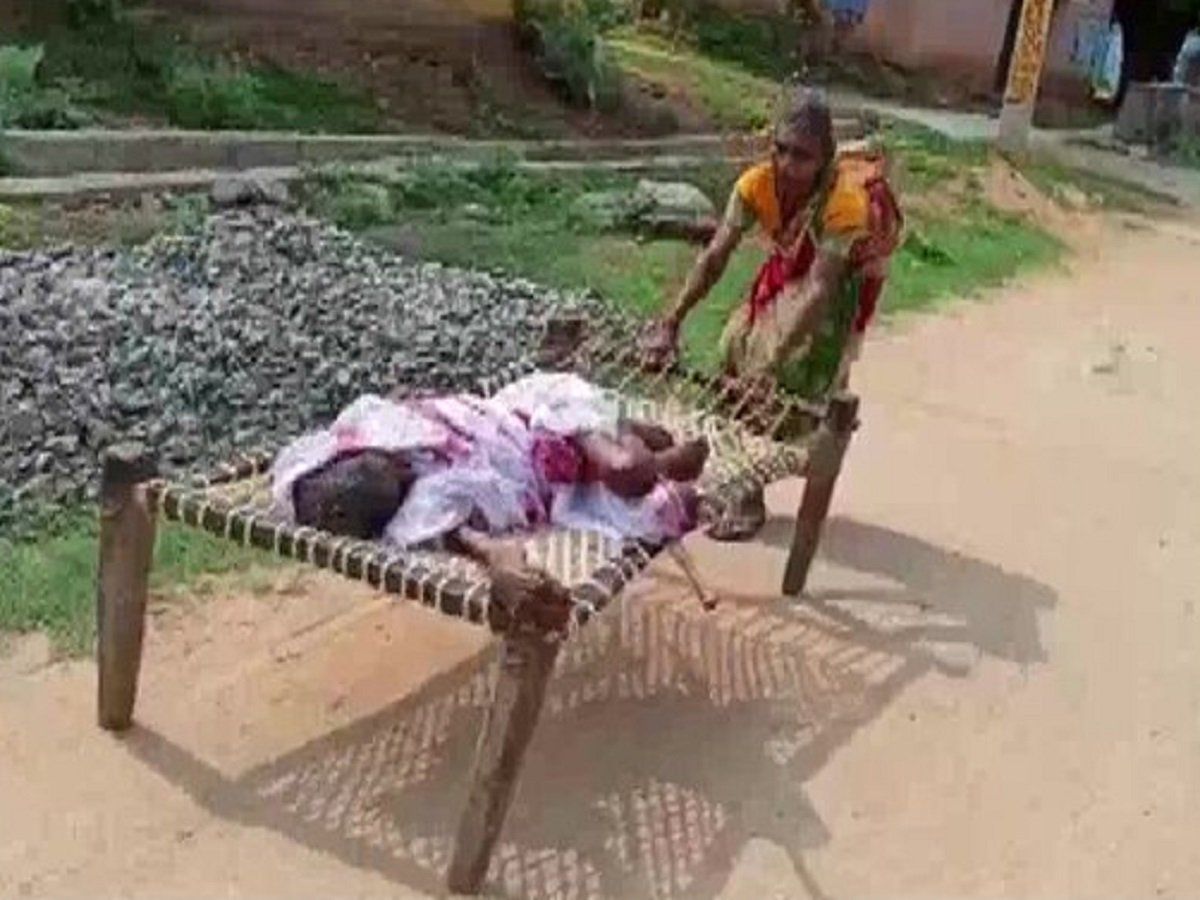 बैंक वालों ने रखी ऐसी मांग, 100 साल की मां को खाट पर घसीटते हुए पेंशन निकालने पहुंची महिला