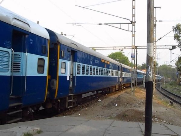 Indian Railways, OHE wire broken near Kanpur, impact on rail traffic on Delhi Howrah down line, news related to Indian Railways, accidents related to Indian Railways