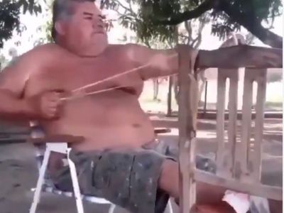 Viral Video: गुलेल से निशाना लगा रहा था शख्स, लेकिन अचानक हुआ कुछ ऐसा  वीडियो देख छूट जाएगी हंसी, Viral Video Old man Playing with catapult then  what happened watch viral funny