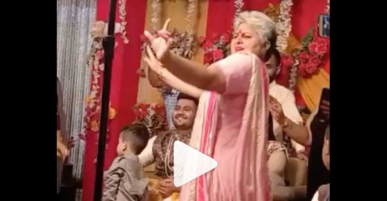 Viral: The woman danced in front of the bride and groom, people were forced to spend money, watch funny video, Dance Viral Video Old Woman Dance in Wedding Video Goes Viral
