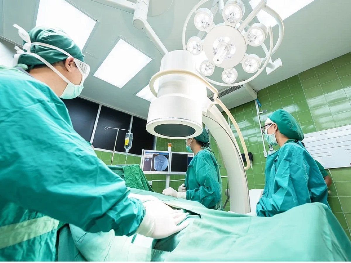 मुंह पर ऑक्सीजन मास्क, हाथ बंधे थे.... रातभर रोती रही ICU में भर्ती महिला, पति को लिखकर बताई आपबीती