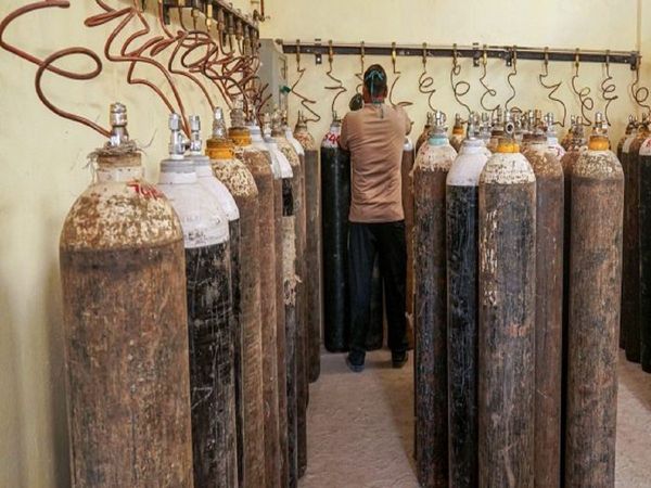 Oxygen cylinder Hoarding: इस तरह ऑक्सीजन और दवाओं की कालाबाजारी करने वालों पर पुलिस कस रही है नकेल