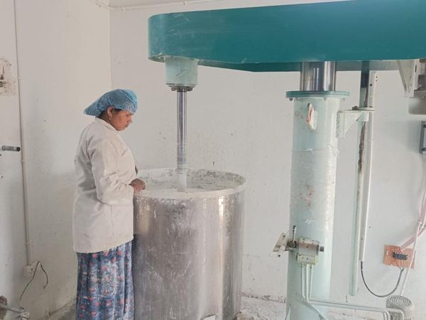 In Badaun, women are making natural paint from cow dung, panchayat building is shining