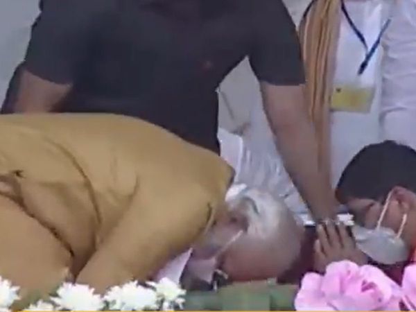 PM Narendra Modi touches feet of BJP worker in Kanthi rally 