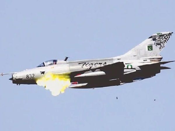 पाकिस्तान एयरफोर्स का विमान हादसे का शिकार, दो पायलटों की मौत