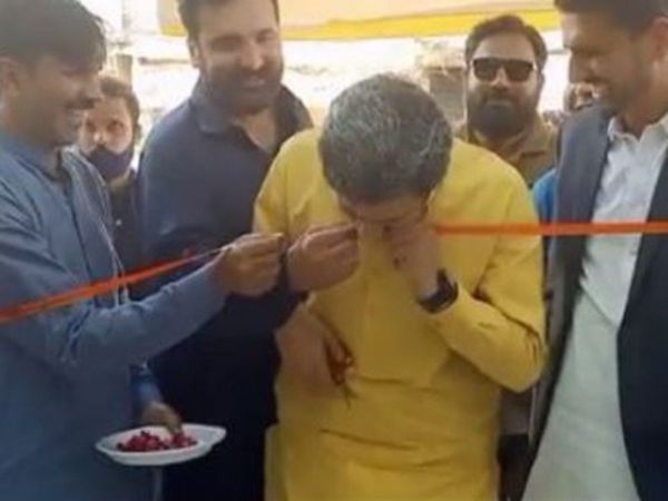 Today Viral Video Pakistan minister cutting ribbon from teeth funny video goes viral
