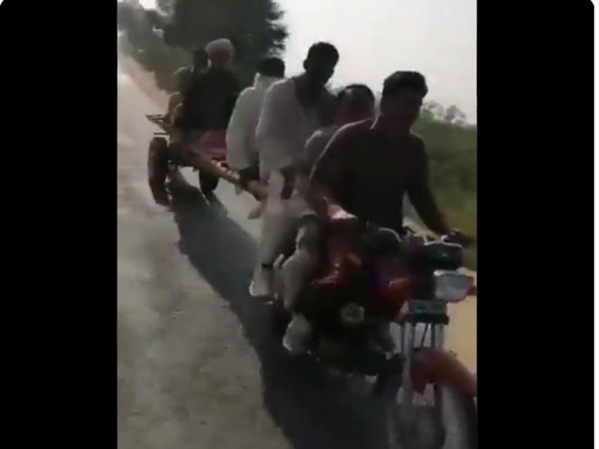 Jugaad Video: पाकिस्तानियों का जुगाड़ देख लगाएंगे ठहाके, देखिए किस तरह बाइक को बना दिया 'टैक्सी'