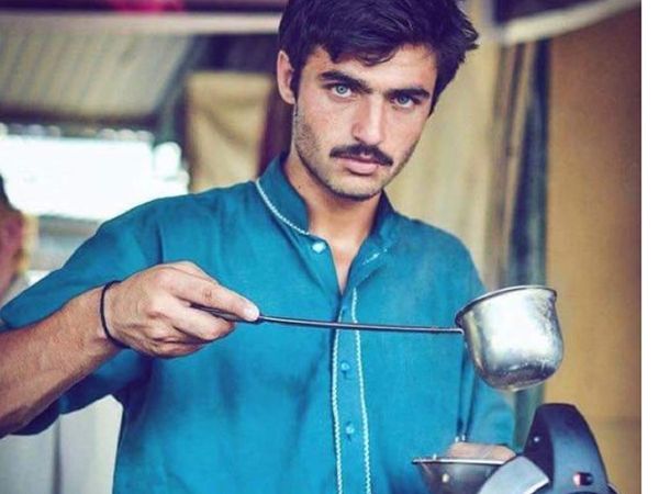 चार साल बाद फ‍िर चर्चा में है पाकिस्‍तान का ये हैंडसम 'चायवाला', इंटरनेट पर खूब मिल रही बधाइयां