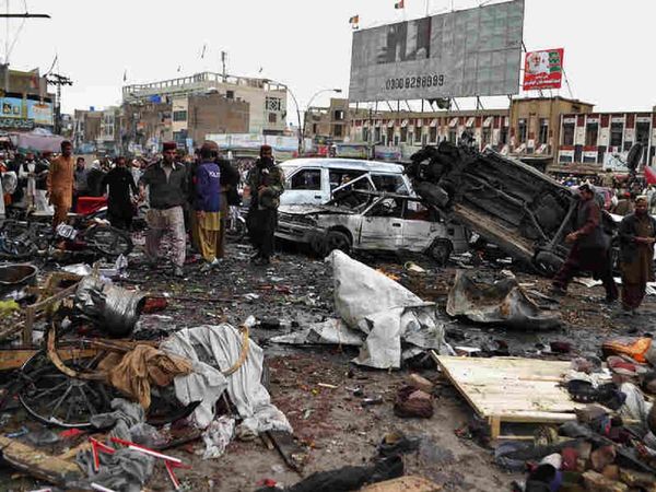 Pakistan bomb blast in Lahore many casualties