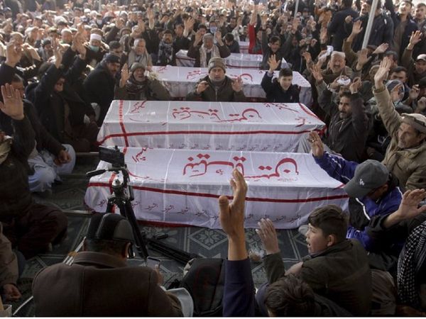 अपनों की लाशें लिए 7 दिन से बैठे हैं हजारा, इमरान खान कहते हैं, 'मत करो PM को ब्‍लैकमेल'