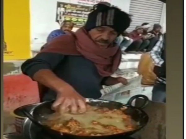 man taking out Pakoda by hands From boiling oil Shocking Video Goes Viral