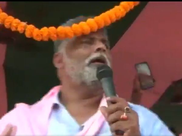 Bihar Elections 2020 : बिहार में अब पप्‍पू यादव मंच से गिरे, कई लोगों ने मिलकर उठाया [Video]