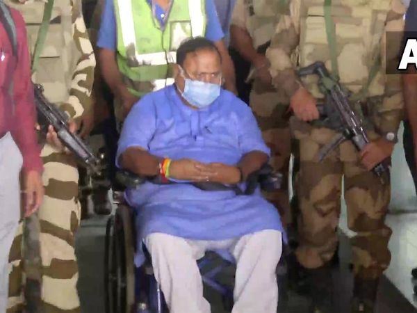 SSC Scam : Partha Chatterjee arrives at Kolkata airport ED to question him