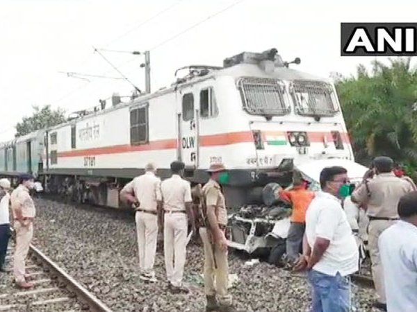 Bihar Patna News Train collides with car three people of same family died