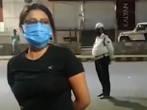 Patna scooty girl browl with police over challan