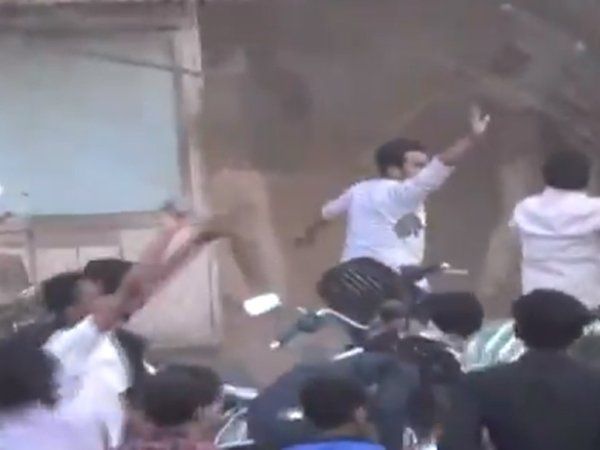 [VIDEO] अहमदाबाद में भीड़ ने CAA के विरोध के नाम पर पुलिस पर बरसाये बुरी तरह से पत्थर 