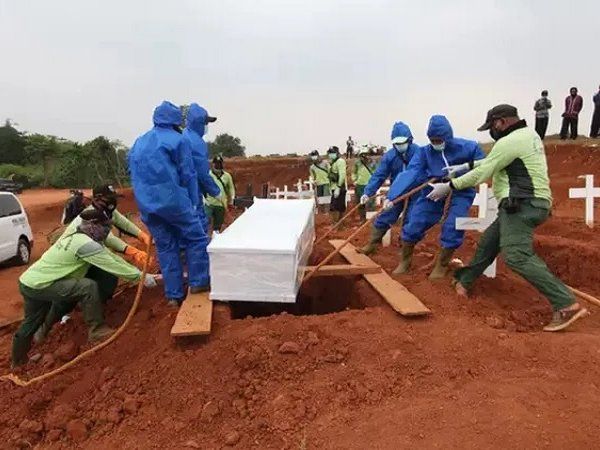 people not wearing mask ordered dig graves