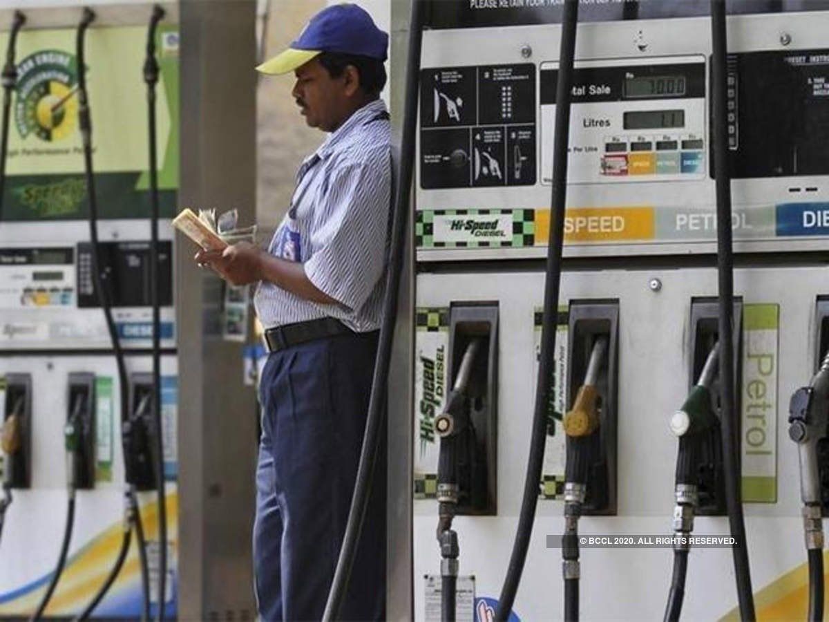 बेहद महंगा होने के बावजूद भारत में इन देशों से सस्ता मिलता है पेट्रोल, लेकिन US, पाकिस्तान से ज्यादा है दाम