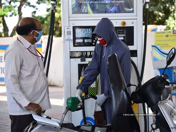 Petrol, Diesel Price Today: पेट्रोल और डीजल की कीमत में लगी आग, मुंबई और दिल्ली में यह है कीमत