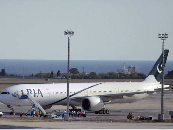 यूरोप के बाद अमेरिका ने भी पाकिस्‍तान एयरलाइंस के विमानों पर लगाई पाबंदी