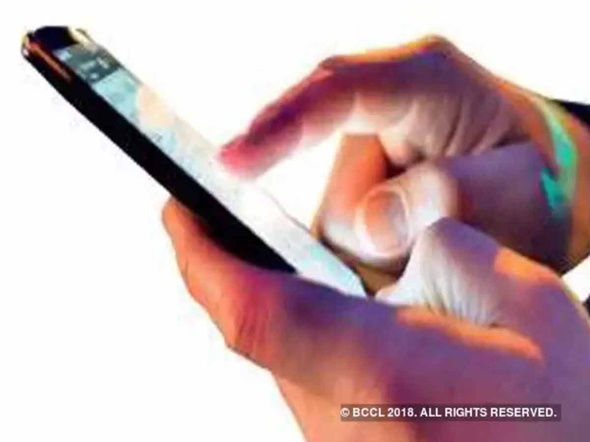 ससुराल में गुम हुआ व्यक्ति का मोबाइल, नाराज पति ने पत्नी को फंदे पर लटकाया