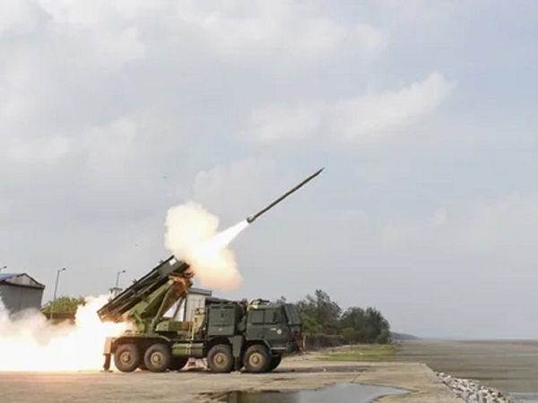 दुश्मन को संंभलने का भी नहीं देता मौका, इतना खास है DRDO का स्‍वदेशी विकसित पिनाका रॉकेट [Video]