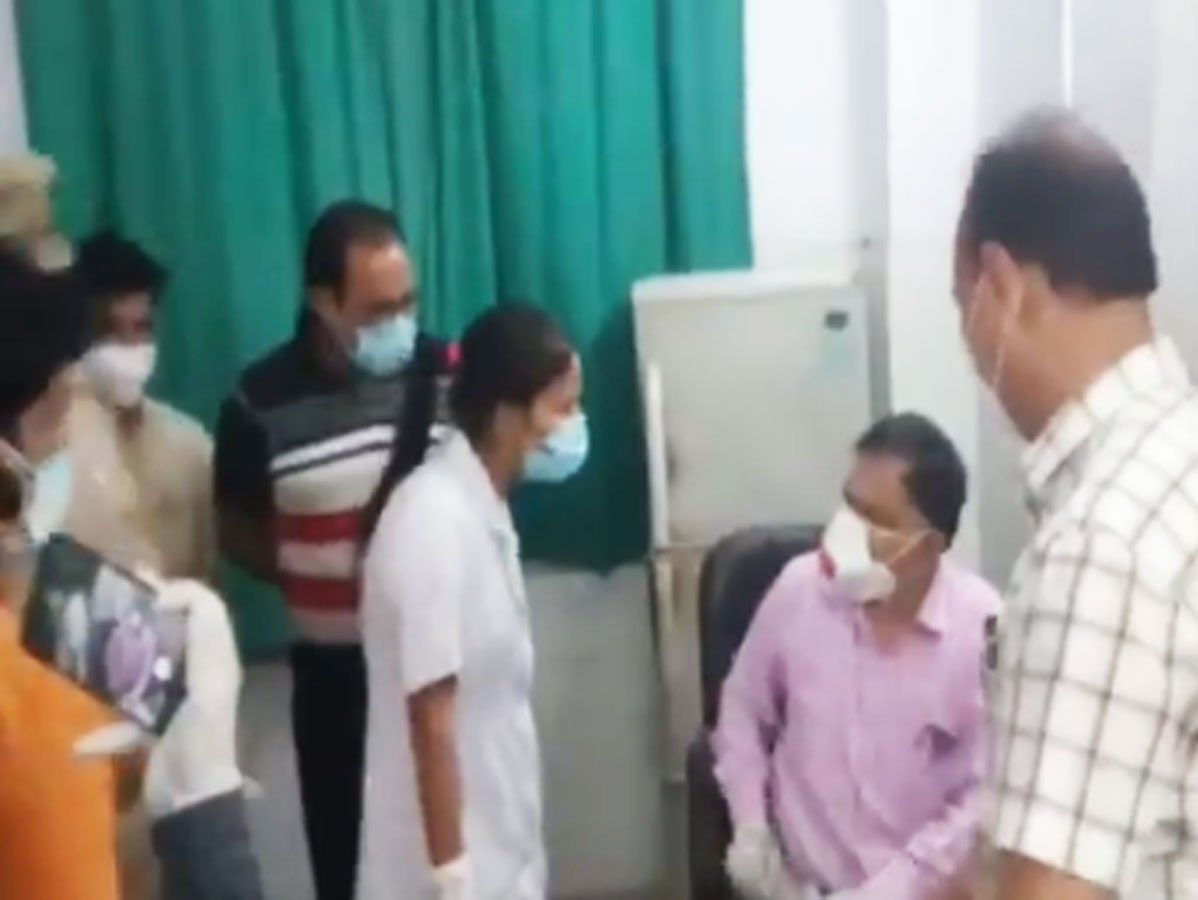 Rampur:गुस्साई नर्स ने डॉक्टर साहब के जड़ा तमाचा, डॉक्टर ने भी मारा मुक्का, Video आया सामने