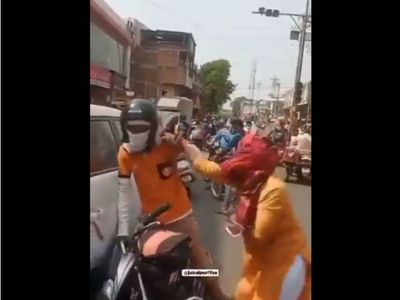 Girl Beating Delivery Boy in Madhya Pradesh Shocking Video Goes Viral Girl Beating Delivery Boy in Madhya Pradesh Shocking Video Goes Viral