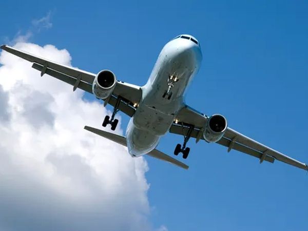 Contact lost with plane in Russia's Far East, 28 on board: reports 