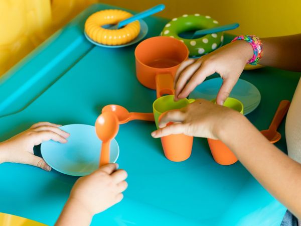 why you should not use Plastic cutlery for your children plastic ke bartanon mein bachchon ko na dein khana 