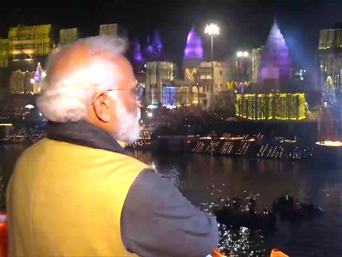 पीएम मोदी ने प्रणाम किया 'काशी' के विराट स्वरूप को, क्रूज पर बैठकर नमन किया 'मां गंगा' को-VIDEO