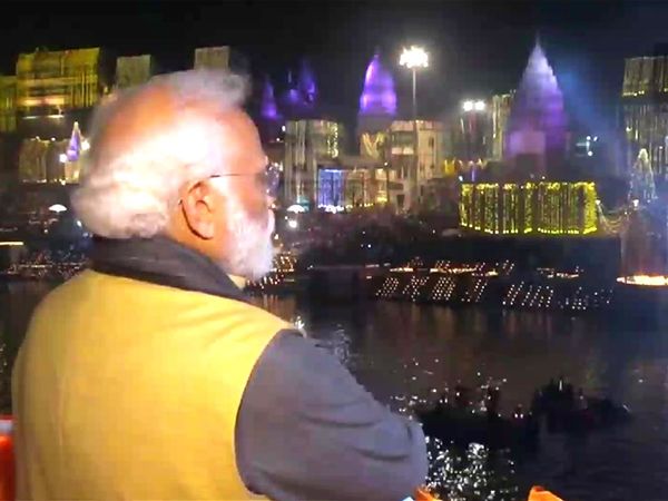 PM Narendra Modi watched Ganga Aarti