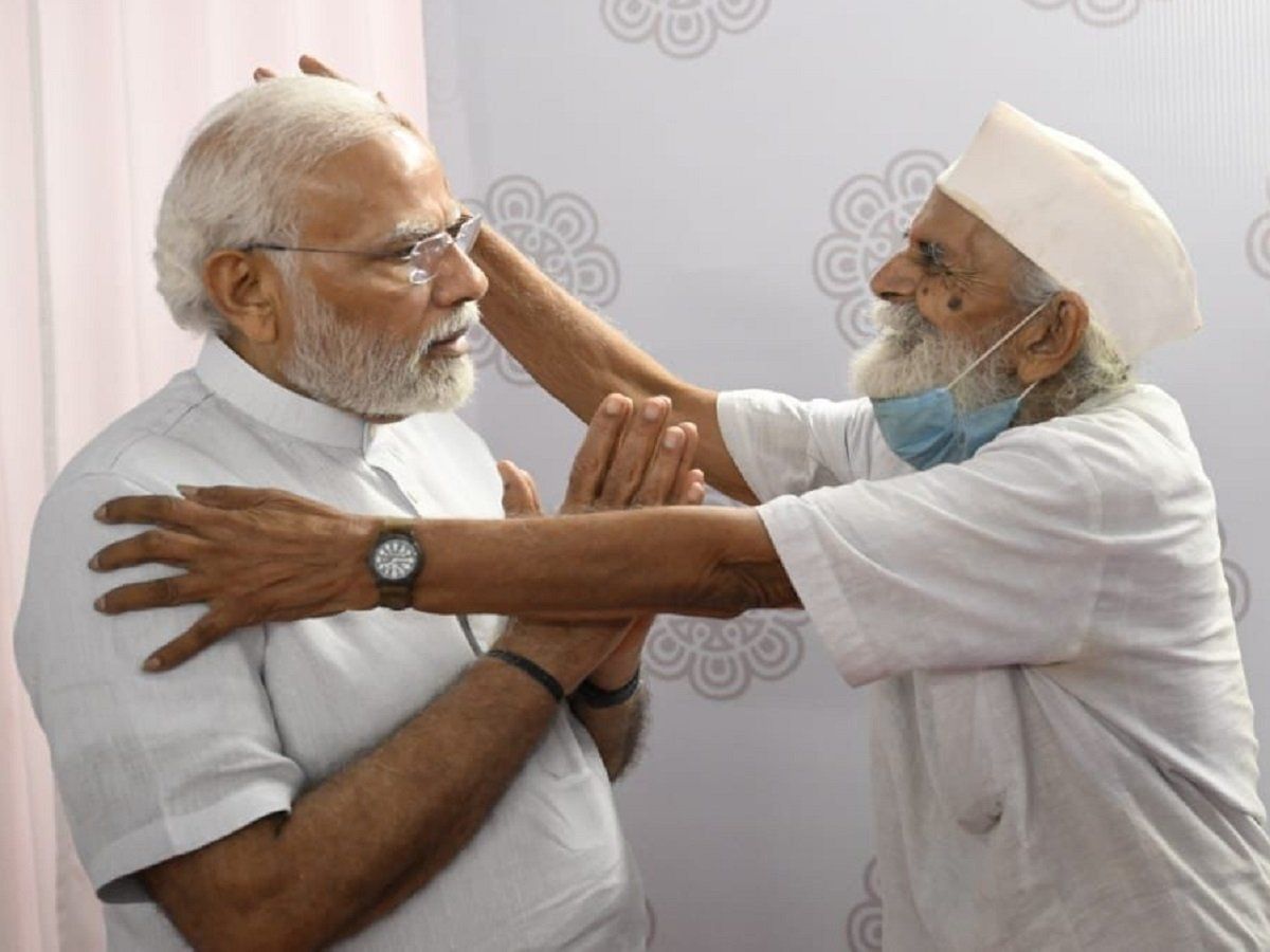 गुजरात में अपने स्कूल टीचर से मिले PM मोदी, सामने आई तस्वीर