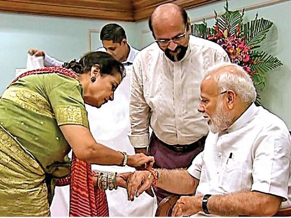 पाकिस्‍तानी बहन ने भेजी पीएम मोदी को रखी, मांगी लंबी उम्र की दुआ