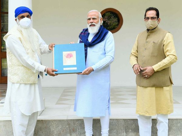 गुरु नानक देव के जीवन व आदर्शों आधारित पुस्तक का पीएम मोदी ने किया विमोचन
