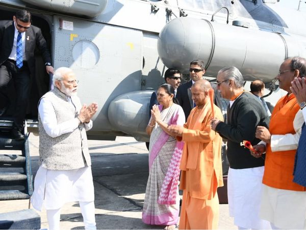 PM Naredra Modi blessed mountaineer Manoj Yadav son of Akhilesh Yadav