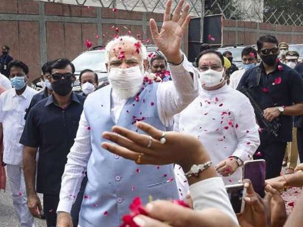 सरकार में पीएम मोदी के 20 साल, लगा बधाइयों का तांता