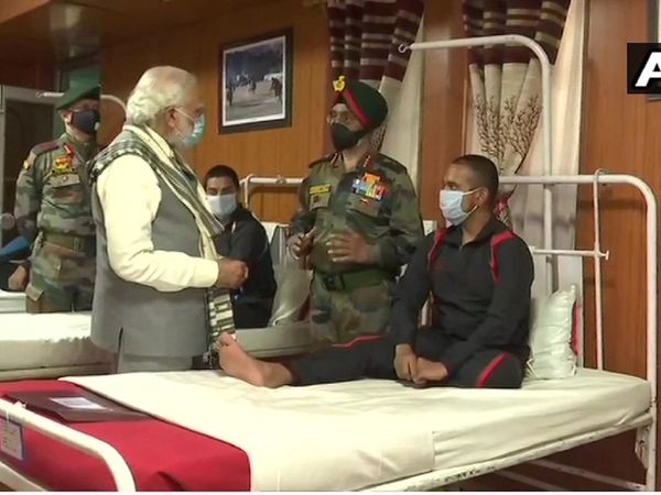 गलवान हिंसा में घायल सैनिकों से मिले पीएम मोदी, बोले- 'हम न कभी झुके, न झुकेंगे' [Video]