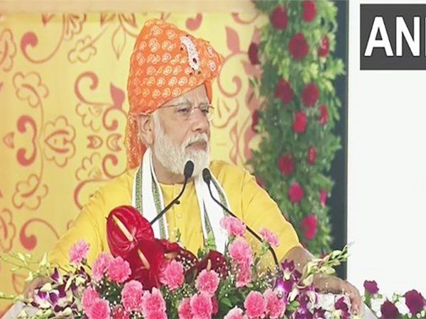 पीएम ने साबर डेयरी परियोजनाओं का किया उद्घाटन