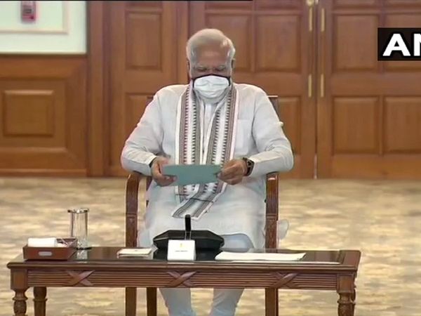 PM Modi meets and discusses to attract foreign investment, boost economy