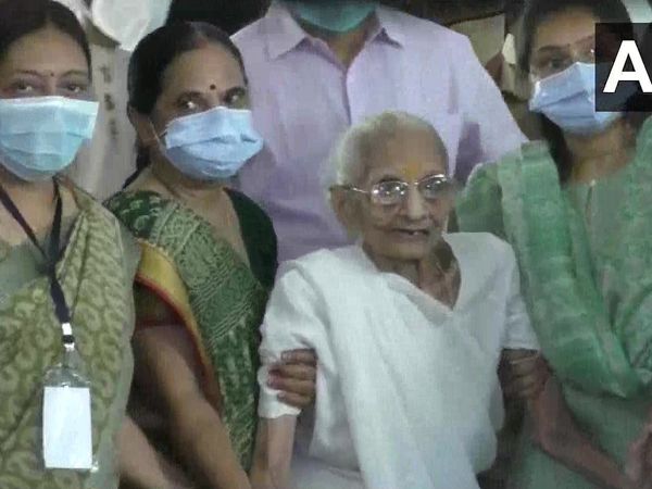 गांधीनगर में चुनाव, वोट डालने पहुंचीं PM मोदी की मां