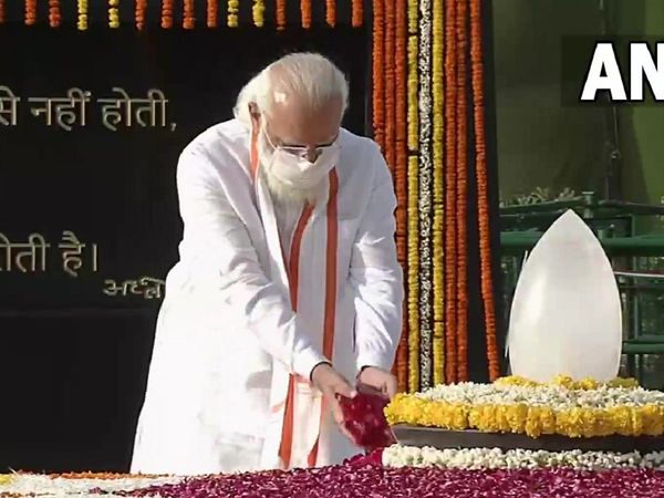 पीएम मोदी ने सदैव अटल पहुंचकर पूर्व प्रधानमंत्री अटल बिहारी वाजपेयी को श्रद्धांजलि दी