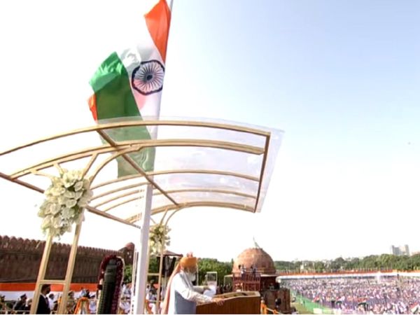 75th Independence day: 'यही समय है', लाल किले से पीएम मोदी ने पढ़ी कविता, दे गए बड़ी सीख