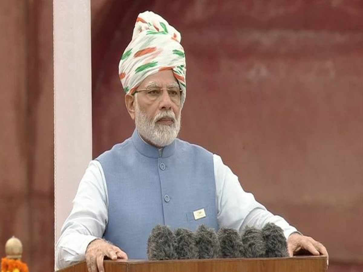 PM Narendra Modi: टेलीप्रॉम्प्टर के बजाय पेपर नोट्स पढ़कर पीएम मोदी ने दिया लाल किले से भाषण