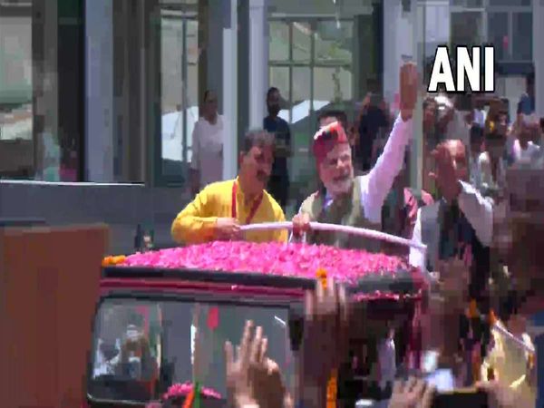 PM Modi road show in Dharamshala showered flowers on people
