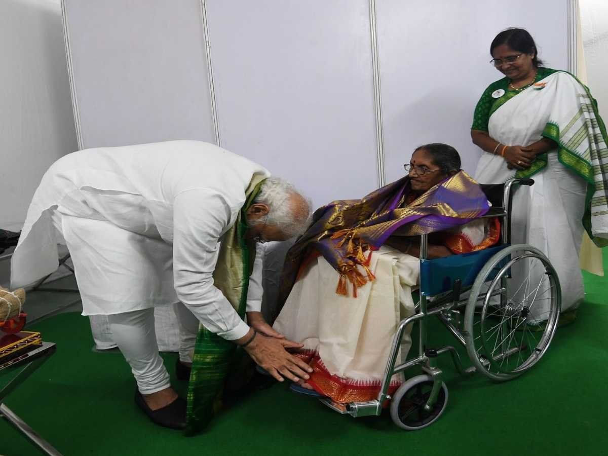 स्वतंत्रता सेनानी के घर वालों के आगे PM मोदी नतमस्तक, पैर छू यूं लिया आशीर्वाद