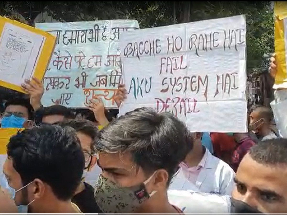 पटना में PMCH स्टूडेंट्स की अनिश्चितकालीन हड़ताल, प्रशासन पर लगाया छात्रों को फेल करने का आरोप